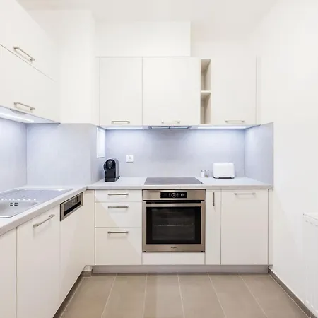 Stylish Living With Private Terrace Apartment *