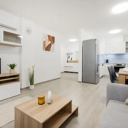 Stylish Living With Private Terrace Apartment *