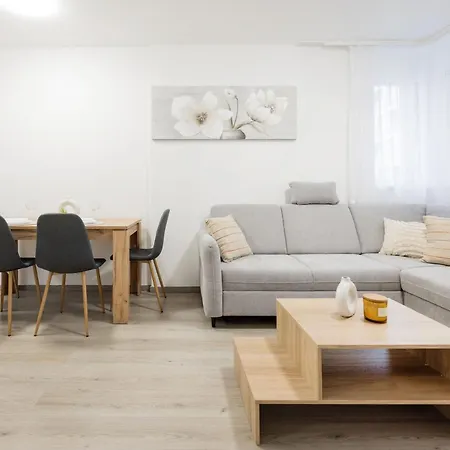 Stylish Living With Private Terrace Apartament