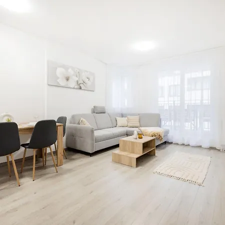 Stylish Living With Private Terrace Apartment *