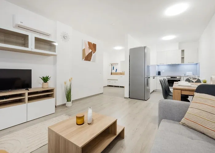 Stylish Living With Private Terrace Daire *