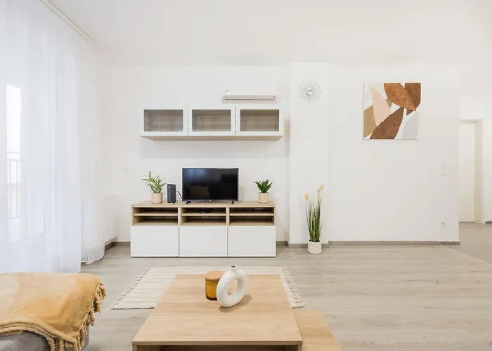 Stylish Living With Private Terrace *
